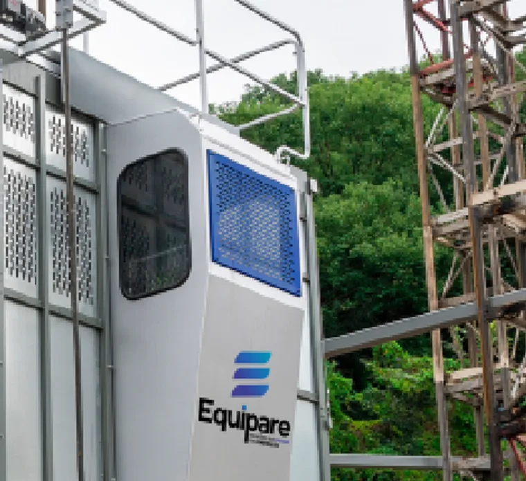 Cabine fechada do elevador cremalheira Equipare, com porta e identidade da marca